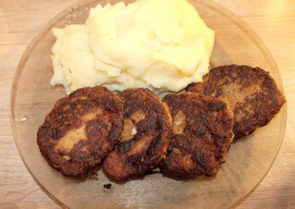 Sojové karbanátky s bramborovou kaší