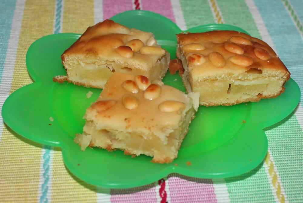 Pudinková buchta s ananasem a mandlemi