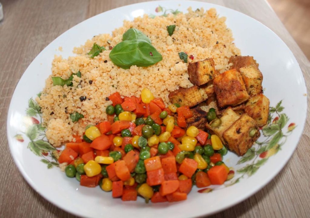 kuskus se zeleninou a tofu