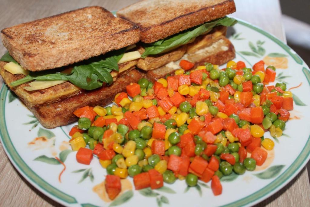 Křupavý tofu sendvič se&nbsp;zeleninou