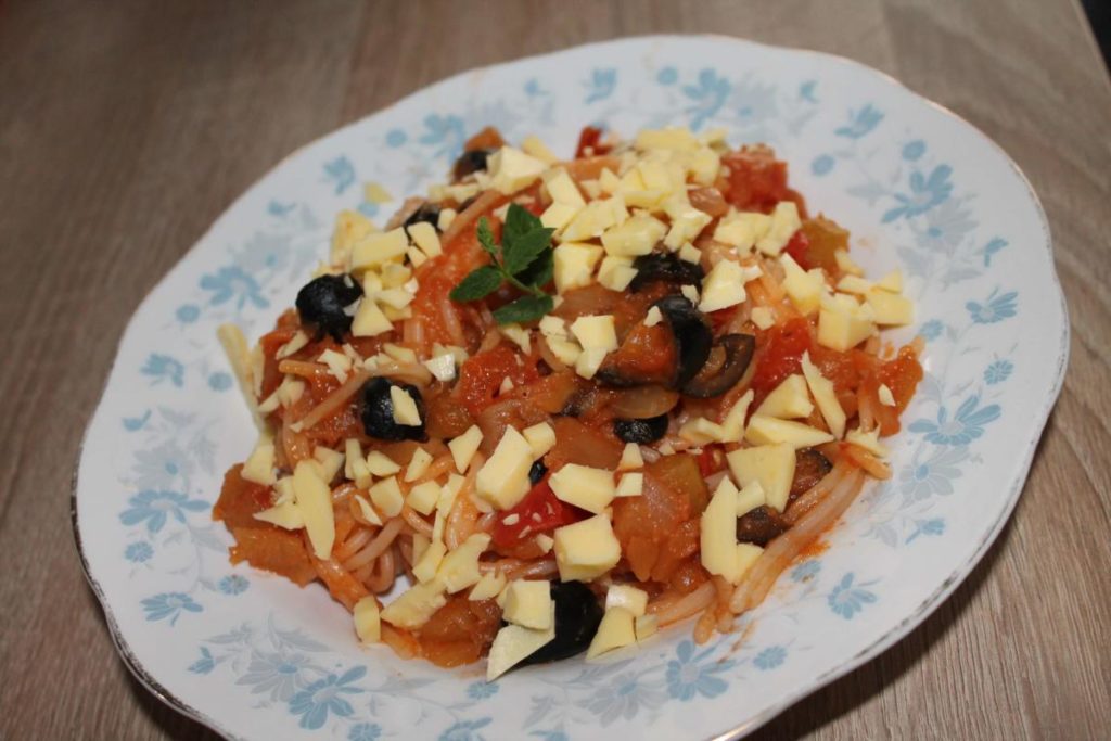 Svěží špagety plné slunce