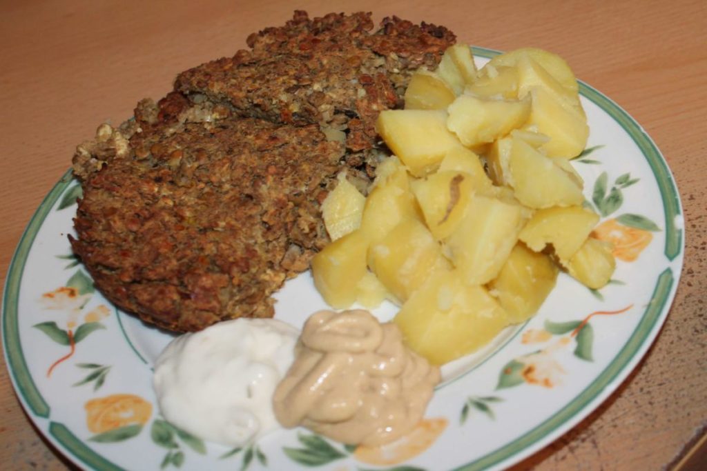 Čočková sekaná s bramborem ve slupce