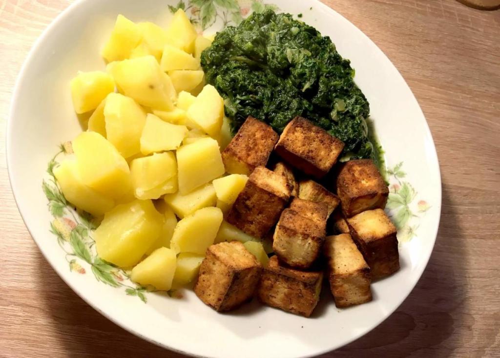 Špenát s tofu a&nbsp;bramborem